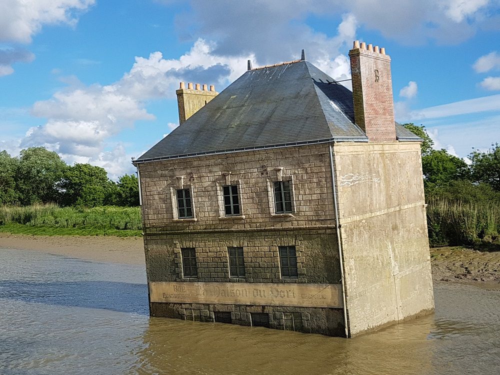 Installazione lungo l'Estuario della Loira - casa immersa nella Loira