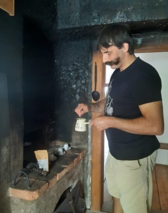 Vrhnika__story teller Damjan Debevec nei panni di Ivan Cankar e nella sua casa, ci prepara un caffe_Ph. Francesca Barbarancia ©Voicesearch.travel_