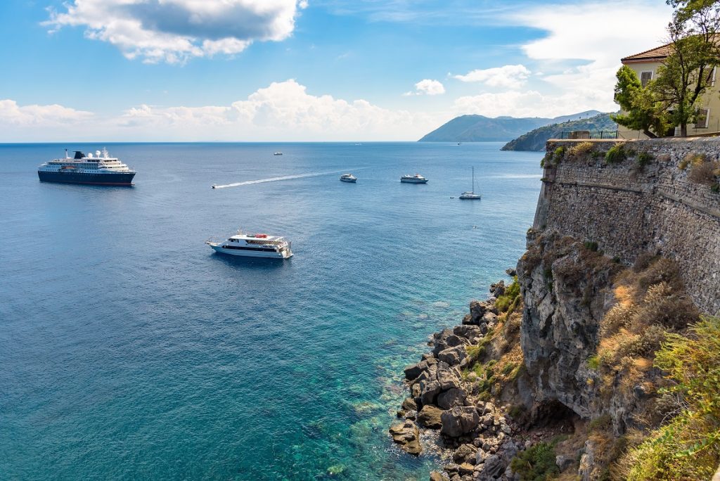 FERRYHOPPER - NAVI AL LARGO DI LIPARI IN SICILIA