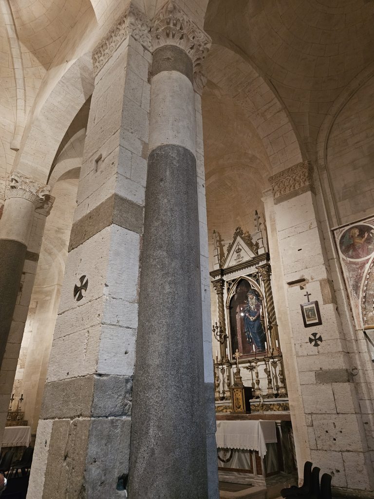 Abazia di Santa Croce dei conti Atti a Sassoferrato - colonna