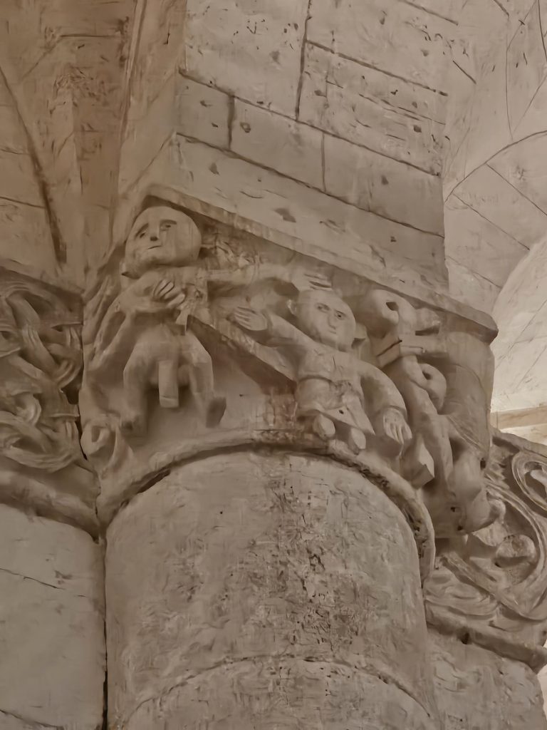 Abazia di Santa Croce dei conti Atti a Sassoferrato - capitello raffigurante Carlo Martello che investe il figlio Pipino il Breve