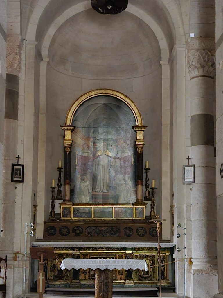 Abazia Santa Croce a Sassoferrato - Pala d'altare con il dipinto del 1500 realizzato da Pietro Paolo Agabiti. Questo dipinto nasconde un segreto inquietante: a luci spente l'opera sembra trasfigurarsi, assumendo i tratti del volto della Sacra Sindone in una sorta di negativo in bianco e nero